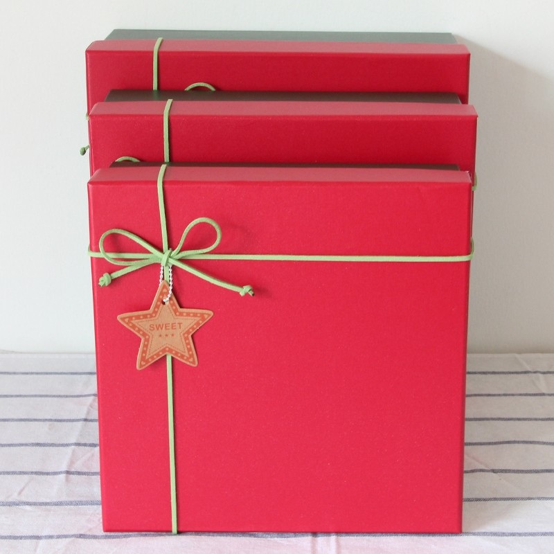 Custom Printing Cardboard Christmas Candy Gift Paper Box Christmas Eve Box with Ribbon Closure for Packaging – Hardcover Gift Box and Rigid Gift Box price